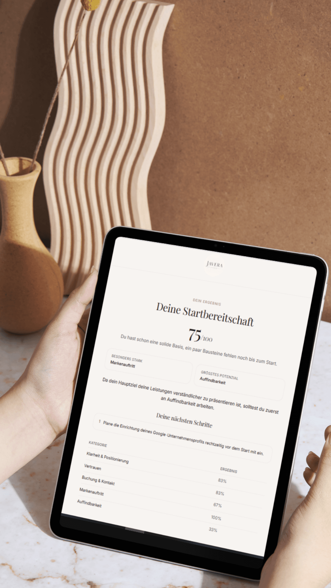 Ergebnisseite des Javera Studio Checks auf einem Tablet